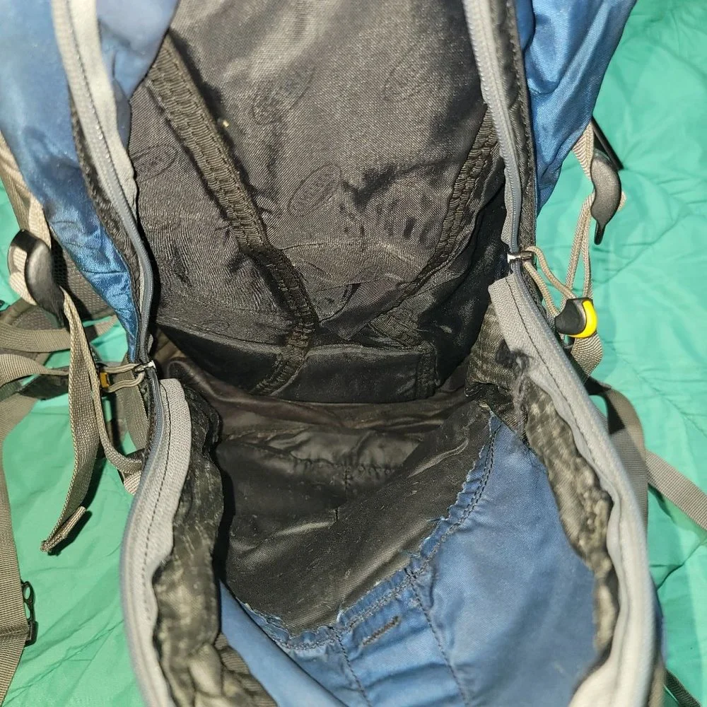 Camelbak Cloud Walker Hydration Hiking Backpack 70 OZ - 2 Liter Water Bladder